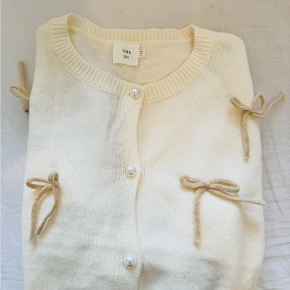 Elegant Cream Sweater with Bow Accents - Picture 5 of 6